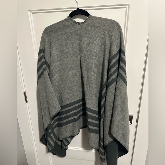 SALE 3/$15 BB Dakota reversible gray cape/shawl  with stripes - Picture 4 of 4